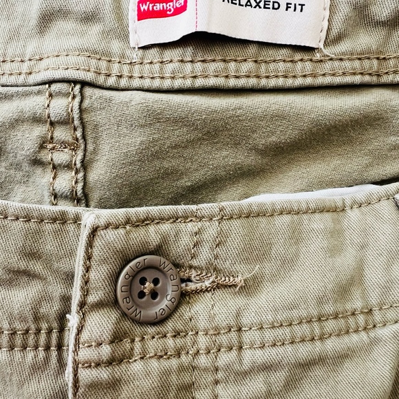 Wrangler Men’s Relaxed Fit Cargo Pants in khaki Color size W34x30L - Picture 5 of 6